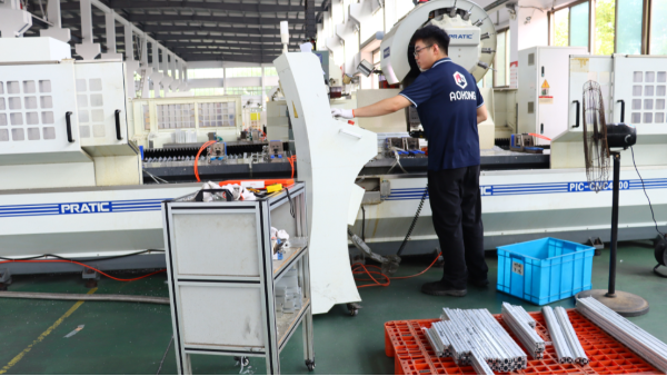 鋁型材框架如何重塑新能源汽車的安全與性能？